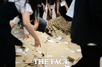  '와르르 쏟아지는 투표지' [포토]