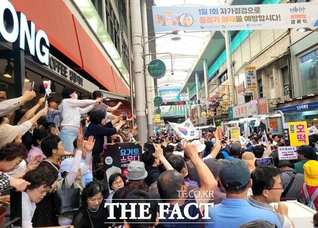 31일 대구 서문시장에서 시민들이 박근혜 전 대통령을 보고 박근혜를 연호하며 손을 흔들고 있다. /박병선 기자