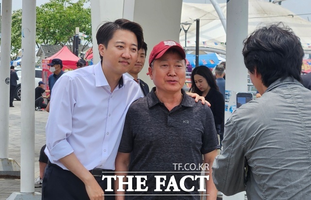 이준석 개혁신당 대선 후보가 조인철 더불어민주당 의원이 대표 발의한 허위조작정보 유통 방지법에 대해 강하게 반발하며, 오히려 이재명 후보와 민주당이 처벌 대상이라고 주장했다. /월미도=서다빈 기자