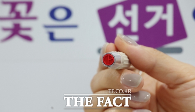 대부분 시민은 공약-후보 불일치에 당황하는 기색이 역력했다. 그럼에도 투표장에서 찍을 후보를 바꿔야겠다고 말한 사람은 없었다. /장윤석 기자
