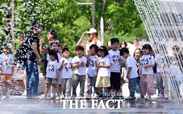 낮 최고 기온이 27도까지 오르며 더위가 시작된 22일 오후 서울 광화문 광장을 찾은 어린이들이 분수 터널을 보며 즐거워하고 있다. /임영무 기자