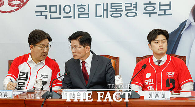 권성동 국민의힘 원내대표가 31일 부실관리 의혹을 받고 있는 중앙선거관리위원회를 겨냥해 선관위의 나태와 무능이 선거관리 전반에 대한 국민의 불신을 자초하고 있다는 사실을 직시해야 한다고 비판했다. /임영무 기자