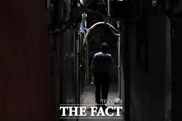 사회경제적 양극화를 극복하는 것이 중요하다. 우리 사회의 부의 재분배와 불평등을 개선해야 하는데, 정치 양극화 현상을 극복하지 않고서는 사회통합과 국민통합이 요원할 수밖에 없다. 사진은 서울 용산구 동자동 쪽방촌에서 한 노인이 어둡고 비좁은 골목을 걸어가는 모습. /더팩트 DB