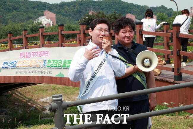 이상일 용인시장이 31일 탄천수변길 반려견과 함께 걷기 행사에 참석해 인사말을 하고 있다./용인시