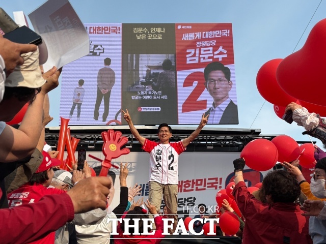 김문수 국민의힘 대선 후보가 대선 전 마지막 주말 첫날인 31일 보수 텃밭 강원과 경북을 중심으로 유세에 나섰다. 사진은 김 후보가 이날 경북 울진 울진구청 앞 유세 무대에서 지지자들에게 인사하고 있다. /김수민 기자