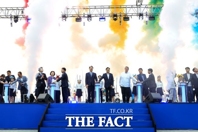 30일 제15회 뱃놀이축제 개회식이 열리고 있다. /화성시