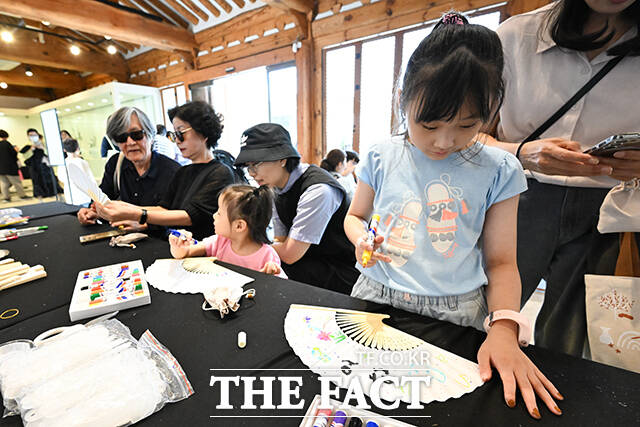 임금이 하사했다고 전해지는 단오선을 만드는 가족들