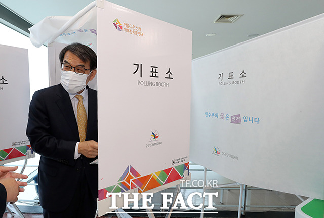 노태악 중앙선관위원장이 2022년 5월 26일 서울 강남구 대치4동주민센터에 설치된 대치4동 사전투표소를 찾아 사전투표 점검을 하고 있다. /더팩트 DB