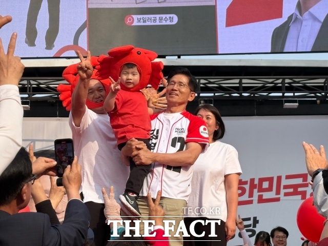 김문수 국민의힘 대선 후보가 31일 경북 울진 울진구청 앞 유세 무대에 올랐다. /울진=김수민 기자
