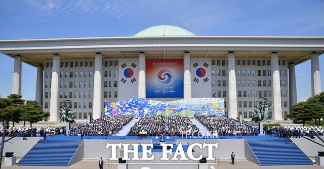 오는 3일 실시되는 제21대 대선을 통해 새로운 대통령이 선출된다. 국정을 책임질 대통령은 진보와 보수 진영 간 갈등과 반목, 소득 양극화와 자산 불평등을 완화해 국민통합에 힘써야 할 책무가 있다. 사진은 2022년 5월 10일 서울 여의도 국회에서 열린 제20대 대통령의 취임식 모습. /남윤호 기자