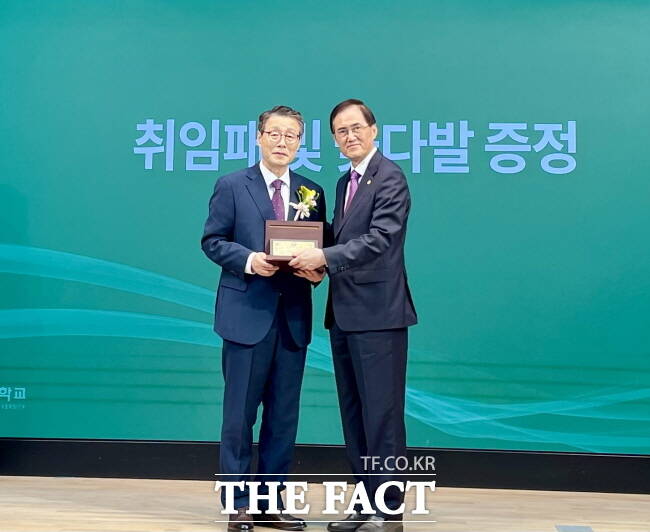 정희석(왼쪽) 성결대 제10대 총장이 30일 성결대 학술정보관 6층에서 열린 취임식에서 취임패를 받고 있다./유명식 기자