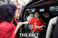  지지자와 인사하는 설난영 여사 [포토]