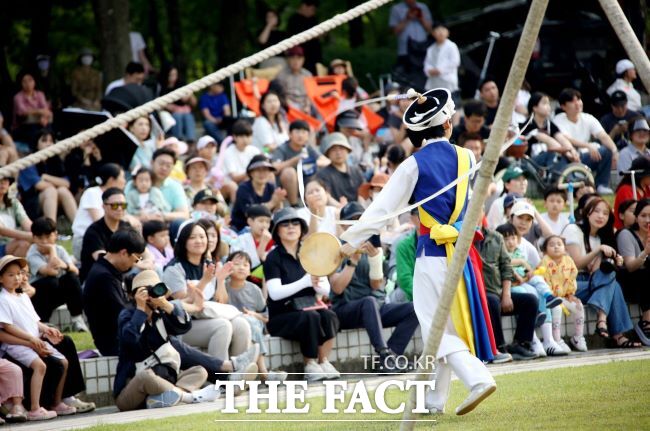 안양단오제에서 권원태연희단의 공연을 즐기는 시민들. /안양시