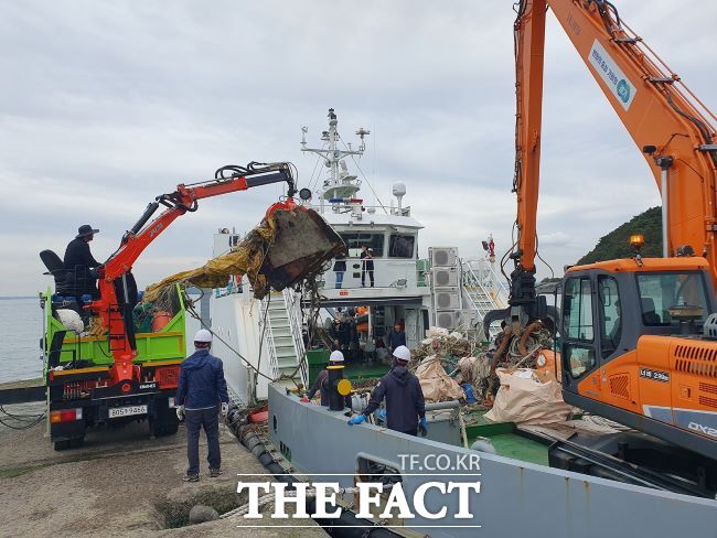 2023년 경기·충남 해양쓰레기 공동수거 작업 모습. /경기도