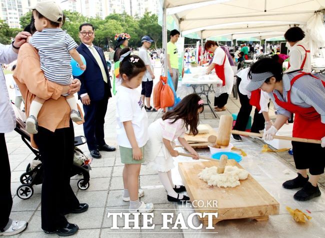 안양단오제에서 전통떡 만들기 체험을 하는 어린이들. /안양시