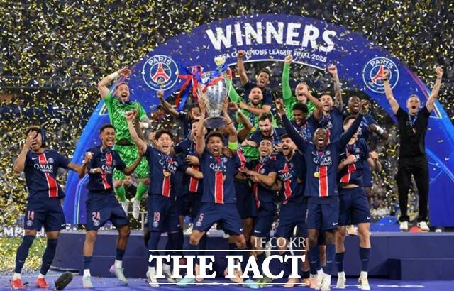 1일 2024~2025 UCL 우승을 차지한 PSG의 이강인(붉은 원)이 동료들과 함께 시상대에서 빅이어를 높이 들며 감격의 우승 세리머니를 펼치고 있다./UEFA