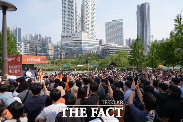 이준석 개혁신당 대선 후보가 본투표를 이틀 앞두고 자신의 지역구 동탄과 서울역을 찾아 김문수 후보를 뽑는 것은 윤석열 전 대통령을 지지하는 것과 마찬가지라며 보수층의 지지를 호소했다. 이 후보가 1일 오후 경기도 화성시 동탄호수공원 유세 현장에서 연설하고 있다. /개혁신당