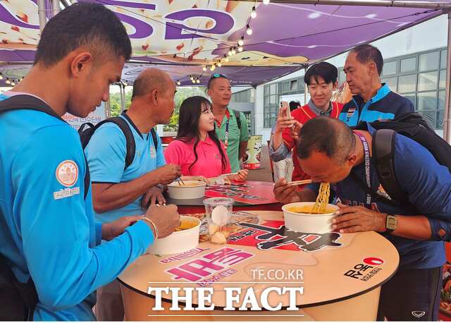 구미시는 대회 기간 동안 구미라면관과 관광홍보관을 운영하며 K-푸드와 지역 관광을 결합한 콘텐츠를 선보여 외국인 관광객들로부터 큰 호응을 얻었다. /구미시