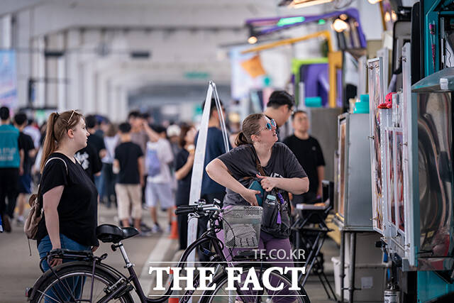 2025 서울관광 푸드 페스티벌이 지난달 31일 오후 서울 서초구 잠수교 일대에서 열린 가운데 외국인 관광객과 시민들이 즐거운 시간을 보내고 있다. /서울관광재단
