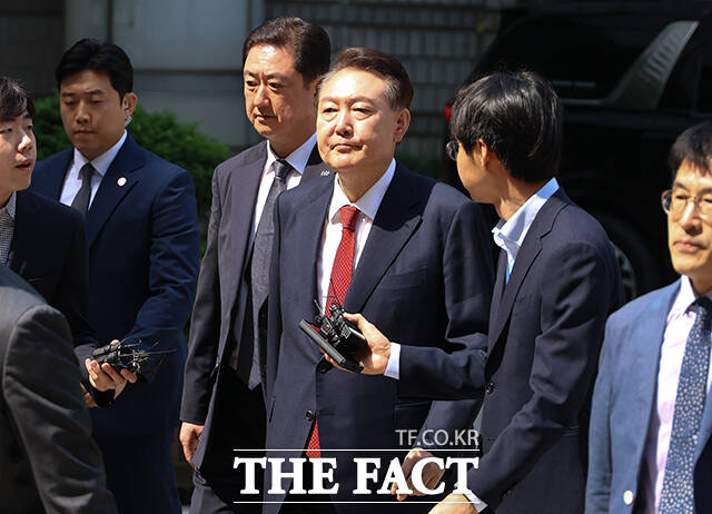 국민의힘이 다시 한번 윤석열 전 대통령과의 관계에 선을 그었다. 동시에 더불어민주당 등 진보진영에서 문제 제기한 댓글 조작과 무관하며 공작이라고 의혹을 제기했다. 장동혁 선대위 상황실장은 자연인 신분인 윤 전 대통령에 대해 당 입장을 분명히 했다라며 김 후보가 다른 입장을 밝히지 않은 것 또한 김 후보 입장을 밝힌 것이라고 강조했다. /사진공동취재단