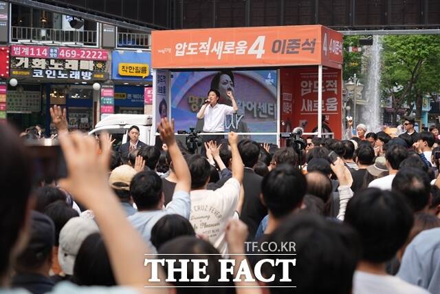 이준석 개혁신당 대선 후보가 윤석열 전 대통령의 김문수 국민의힘 후보 지지 선언을 두고 국민의힘이 윤 전 대통령, 전광훈 목사 중심으로 돌아갈 것이라는 걸 암시하는 것이라고 쏘아붙였다. 이 후보가 5월 31일 오후 경기 안양시 평촌로데오거리 유세 현장에서 연설하고 있다. /개혁신당