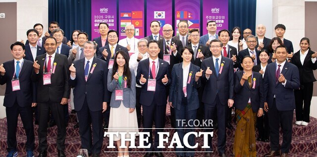 대회 첫날 주한 외교단 30여 명이 참여한 글로벌 협력회의가 열렸다. 구미시는 산업, 문화, 교육 역량을 소개했고, 참석한 12개국 외교관들은 향후 교류 확대에 대한 의지를 보였다. /구미시