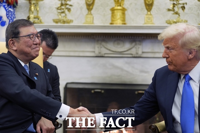 1일 요미우리신문은 이시바 시게루 총리는 6월 중순 캐나다에서 개최되는 G7 정상회의 직전의 미국을 방문해 트럼프 대통령과 회담하는 방안을 검토하기 시작했다고 보도했다. 이시바 시게루(왼쪽) 일본 총리와 도널드 트럼프 미국 대통령이 지난 2월 7일 백악관 집무실에서 회담 전 악수하고 있다. /워싱턴=AP.뉴시스