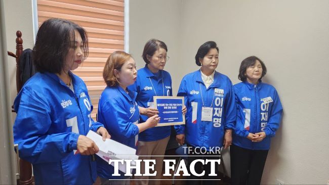 경기도의회 더불어민주당 여성 의원들이 1일 경기도선거관리위원회를 항의 방문하고 있다./경기도의회 민주당