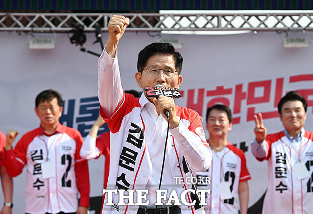 김문수 국민의힘 대선 후보가 1일 이재명 더불어민주당 후보의 정치적 본거지인 성남시에서 방탄 괴물 독재를 막아야 한다며 깨끗한 대통령이 되겠다고 선언했다. /박헌우 기자