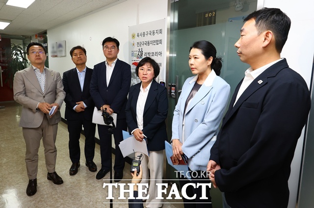 정준호 더불어민주당 중앙선거대책위원회 신속대응단 부단장을 비롯한 의원들이 31일 서울 종로구 자손군(댓글로 나라를 구하는 자유손가락 군대)이라는 댓글 조작팀을 만들어 여론 조작에 가담했다는 의혹을 받고 있는 보수 단체 리박스쿨을 방문해 기자회견을 하고 있다. /뉴시스