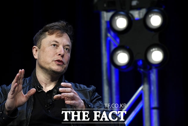 머스크는 지난달 31일(현지시간) 자신의 소셜미디어 엑스(X·옛 트위터) 계정에 나는 매일 수십 명에서 수백 명과 회의하고, 끊임없이 사진이 찍힌다며 NYT의 헛소리가 사실이었다면 누구나 알았을 것이라고 주장했다. 일론 머스크 테슬라 최고경영자. /AP·뉴시스