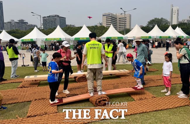 어린이들이 안양단오제에서 널뛰기를 하고 있다./안양시