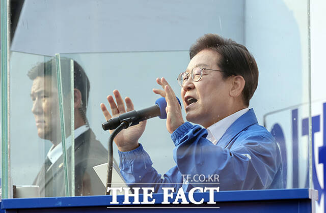 이재명 더불어민주당 대선 후보가 대선을 이틀 앞둔 1일 고향인 경북을 안동을 찾아 우리 안동 경북 고향 분들은 왜 이렇게 저를 어여삐 여겨주시지 않느냐. 이번엔 다를 것이라 믿는다며 지지를 호소했다. /배정한 기자