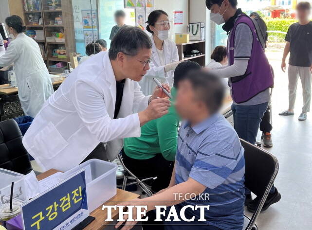 세종권역장애인구강진료센터가 최근 남부통합보건지소에서 무료로 장애인 구강검진을 펼치고 있다. /세종시