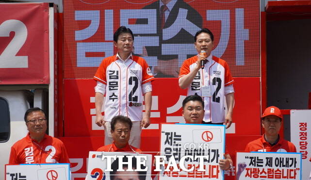 장동혁 국민의힘 중앙선대위 종합상황실장(충남 보령서천, 오른쪽)이 1일 오전 11시 30분 세종 조치원 전통시장에서 지원 유세를 펼치고 있다. /김형중 기자
