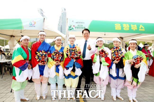 연희단과 함께한 최대호 안양시장. /안양시