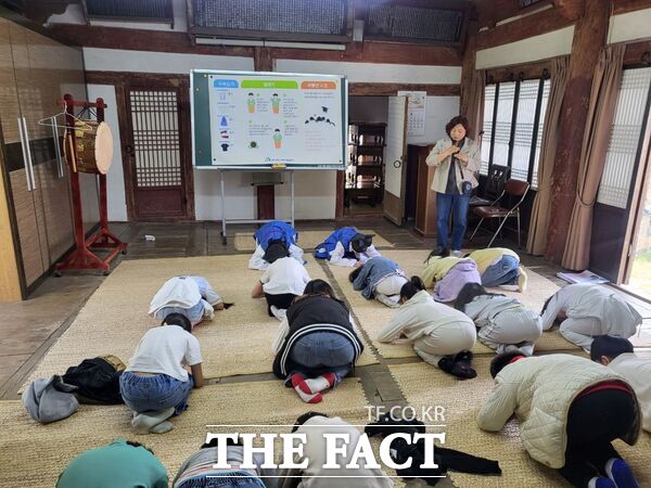 대전 대덕구는 지난 4월부터 5월까지 관내 초등학교 3~4학년 학생을 대상으로 지역 역사·문화 탐방 프로그램인 덕구네 보물찾기를 성황리에 마쳤다. 사진은 덕구네 보물찾기에 참석한 학생들이 회덕향교 명륜당에서 유생복 입어보기 및 절하기 체험을 하고 있는 모습./대덕구