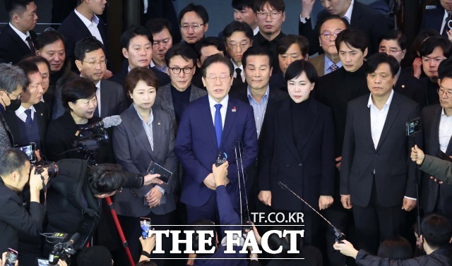 이재명 더불어민주당 대선 후보가 6·3 선거에서 승리하면 경찰은 국회 경비 업무를 맡지 않게 될 것으로 보인다. 사진은 이재명 후보가 12.3 비상계엄 다음날인 지난해 12월 4일 국회에서 발언하는 모습. /뉴시스