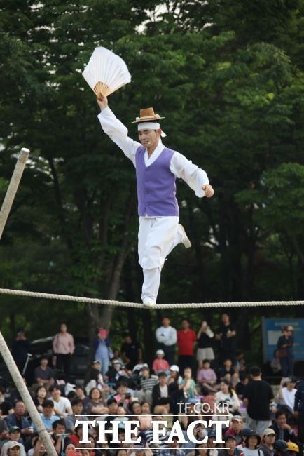 권원태 명인의 줄타기 공연 모습. /안양시
