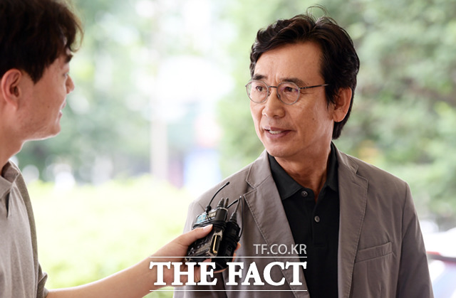 권성동 국민의힘 원내대표는 1일 역시나 이재명 후보는 유시민 전 장관의 망언에 대해 미온적인 태도를 보이며 두둔하기 바쁜 모양새라며 유시민 씨는 내재적 접근법이라는 해괴한 변명을 늘어놨다. 그야말로 혹세무민의 궤변일 뿐 아니라, 해명을 빙자한 2차 조롱이라고 목소리를 높였다. /더팩트 DB