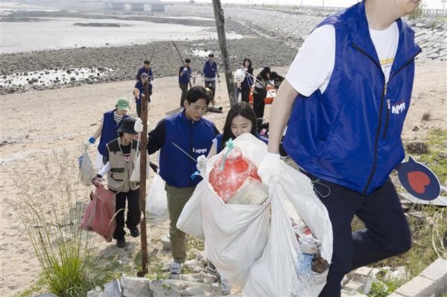 지난달 30일 영종도 거잠포해변 일대에서 진행된 해변 정화활동에 HMM 임직원과 해양경찰 등이 참석했다. /HMM
