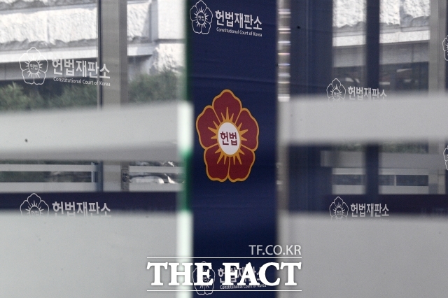 간접광고 논란에 휩싸였던 유명 스타일리스트가 유튜브 방송을 재개하자 사기쳤다고 비난성 댓글을 쓴 행위는 모욕죄 위반이 아니라는 헌법재판소 결정이 나왔다./더팩트 DB