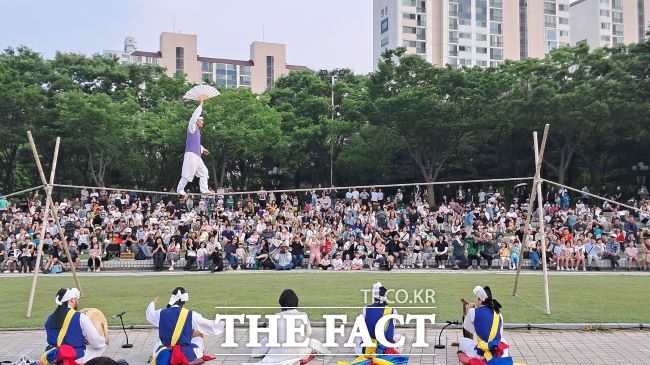 안양시민들이 안양단오제에서 권원태연희단의 공연을 즐기고 있다. /안양시