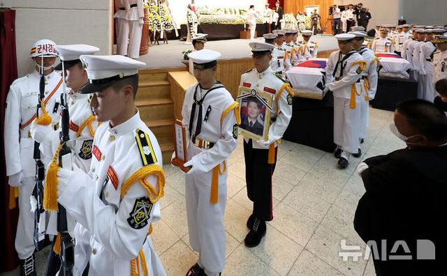 1일 경북 포항시 남구 해군 항공사령부 강당에서 해군 P-3CK 917호기 순직장병 합동 영결식이 엄수됐다. / 뉴시스