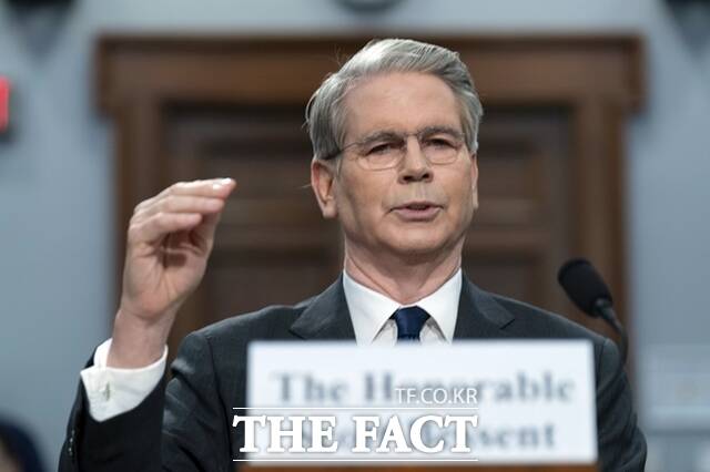 스콧 베선트 미국 재무부 장관은 도널드 트럼프 대통령과 시진핑 중국 국가주석이 조만간 통화로 무역 합의 위반 문제를 논의할 것으로 전망했다. /AP·뉴시스