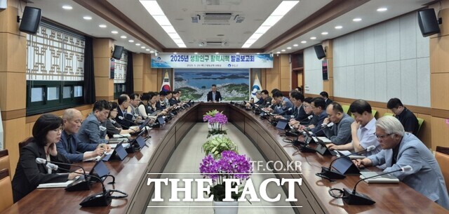 완도군이 생활인구 활력 시책 발굴 보고회를 개최하고 있다./완도군