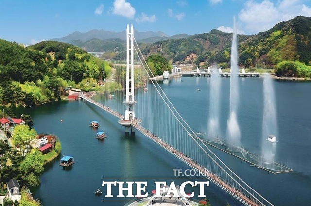 예당호출렁다리 전경 / 예산군.