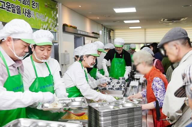 코오롱사회봉사단 서창희 총단장(왼쪽에서 3번째)이 지난달 30일 과천시노인복지관에서 배식 봉사활동을 펼치고 있다. /코오롱그룹
