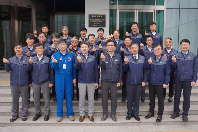 KAI(한국항공우주산업)가 2일 경남 사천 본사에서 무사고 비행 1만 시간 기념식을 연 가운데 차재병 고정익사업부문장(앞줄 가운데 왼쪽)과 김승구 노조위원장(오른쪽) 등이 기념 촬영을 하고 있다. /KAI