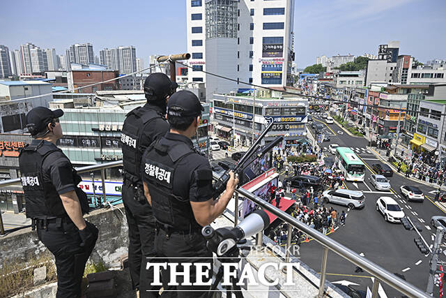 경찰이 제21대 대통령선거 당일인 3일 전국 투표소 등에 2만9000여명의 경력을 동원한다.사진은 김문수 국민의힘 대선 후보가 지난달 26일 오전 경기 안성시 서인사거리 유세를 펼치는 가운데 경찰특공대가 경계 근무 중인 모습. /남윤호 기자